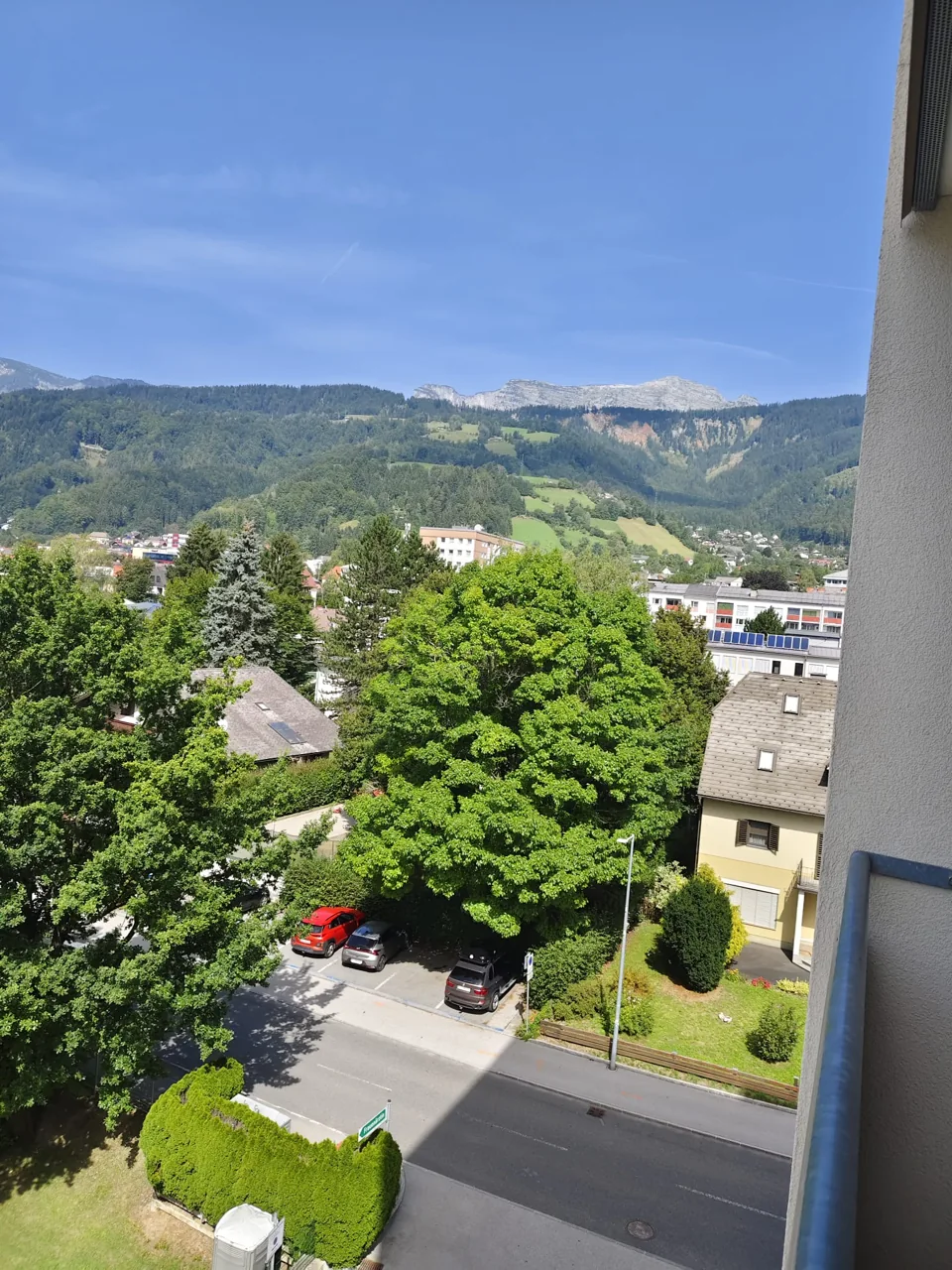 Blick über Liezen zu den Bergen vom Apartment Alter Brummi