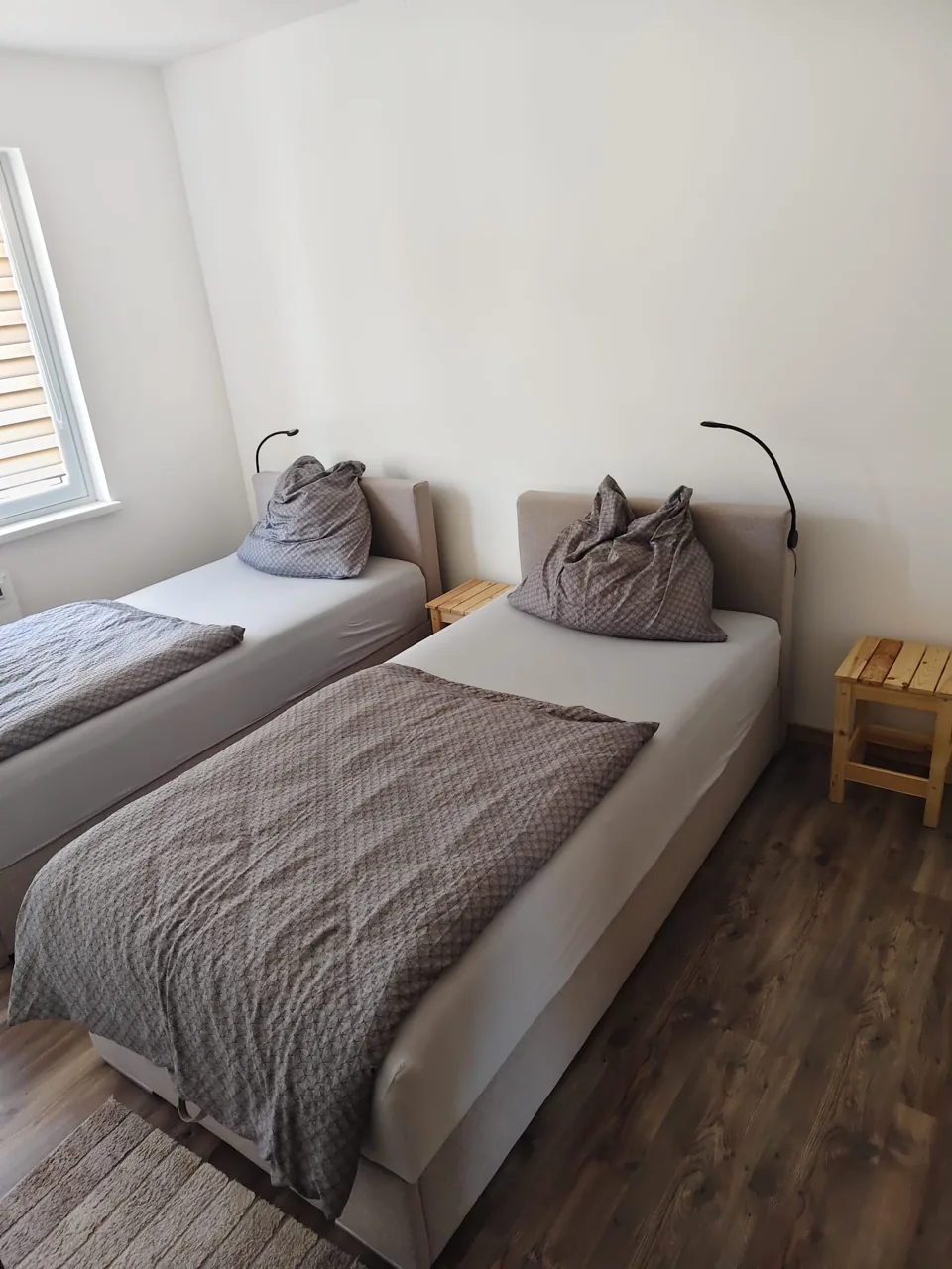 Schlafbereich mit Nachttisch im Apartment Alter Brummi