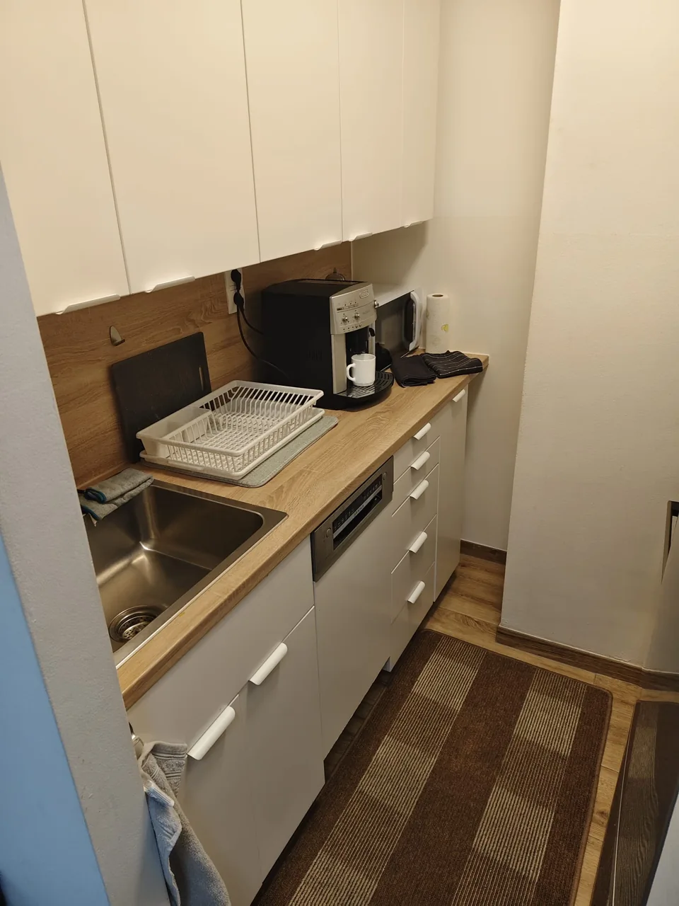 Küche mit Herd und Spüle im Apartment Alter Brummi