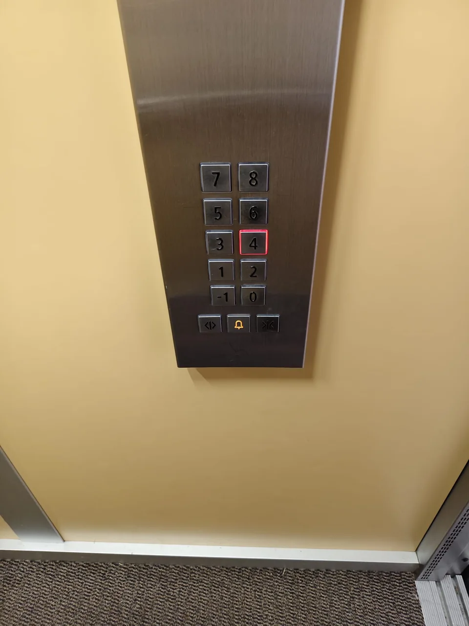 Bedienfeld des Aufzugs im Haus