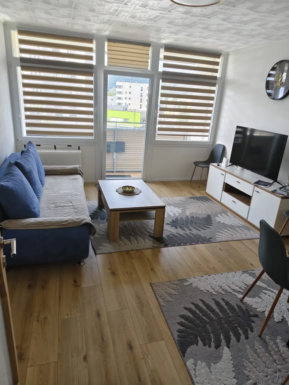 Wohnbereich mit Sofa und Fernseher im Apartment Alter Brummi