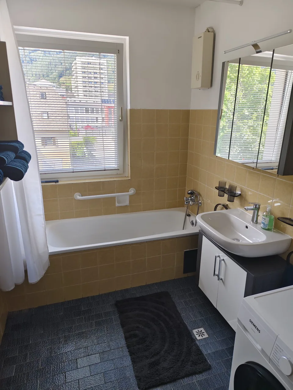 Badezimmer mit Waschbecken im Apartment Liezen