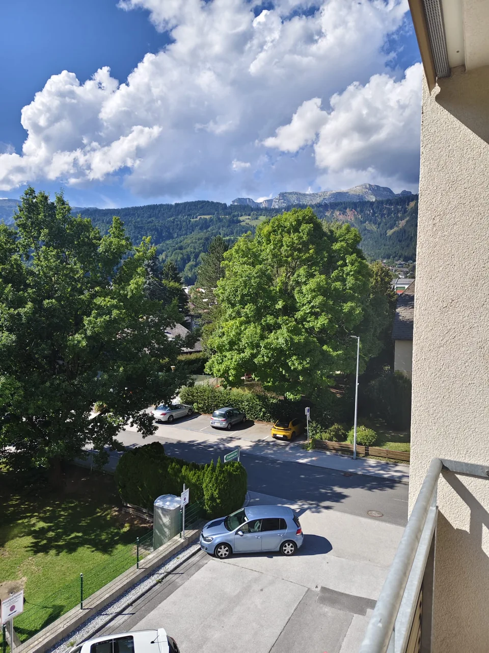 Blick vom Balkon auf Liezen und die Berge