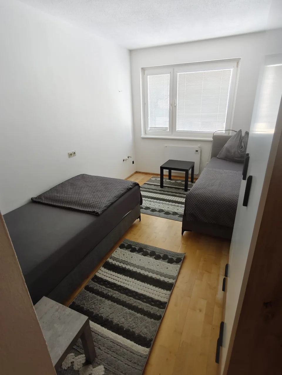 Schlafbereich am Fenster im Apartment Liezen