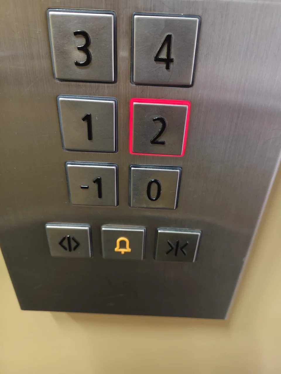 Bedienfeld des Aufzugs im Haus