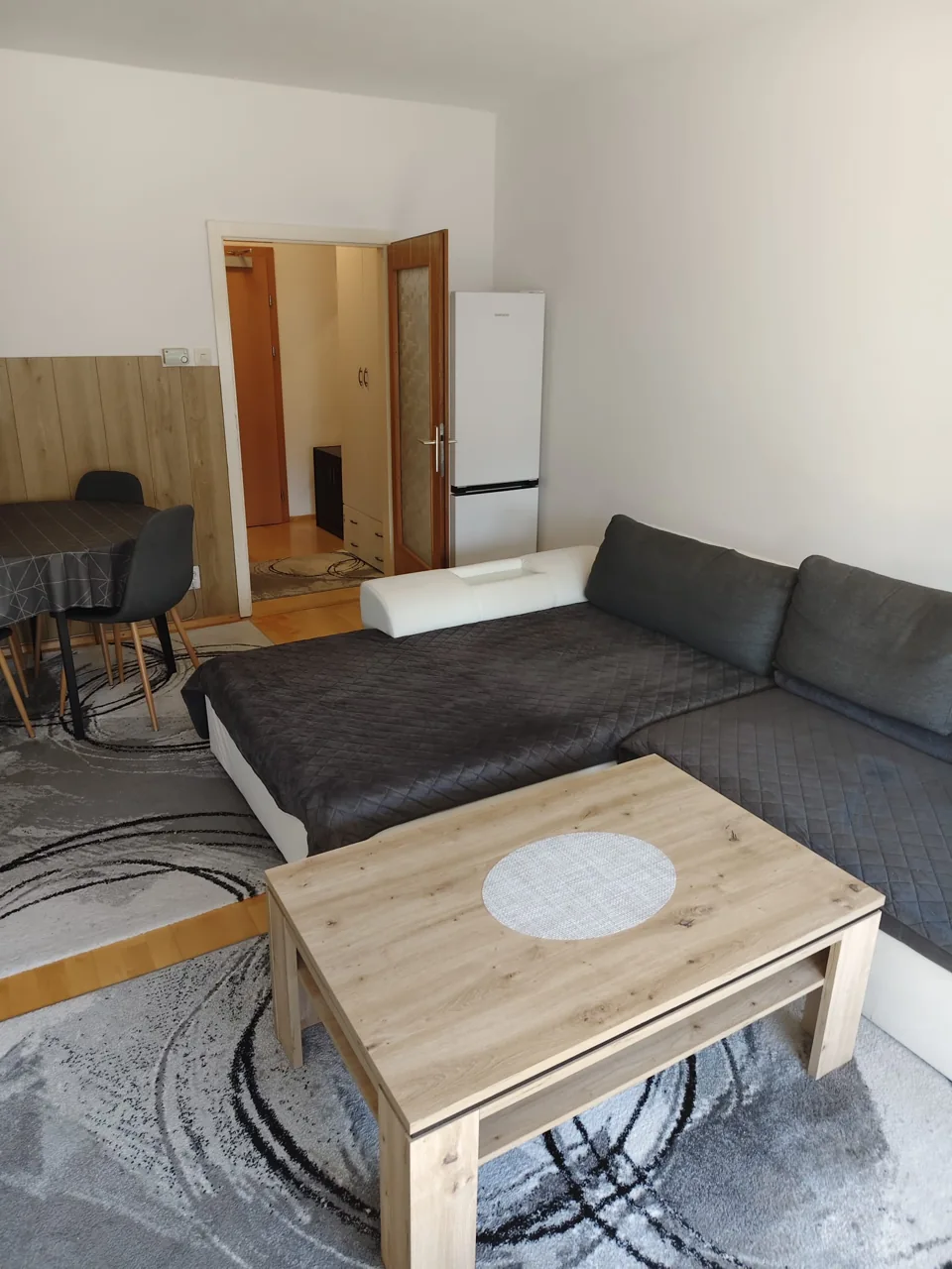Sofa und Couchtisch im Apartment Liezen